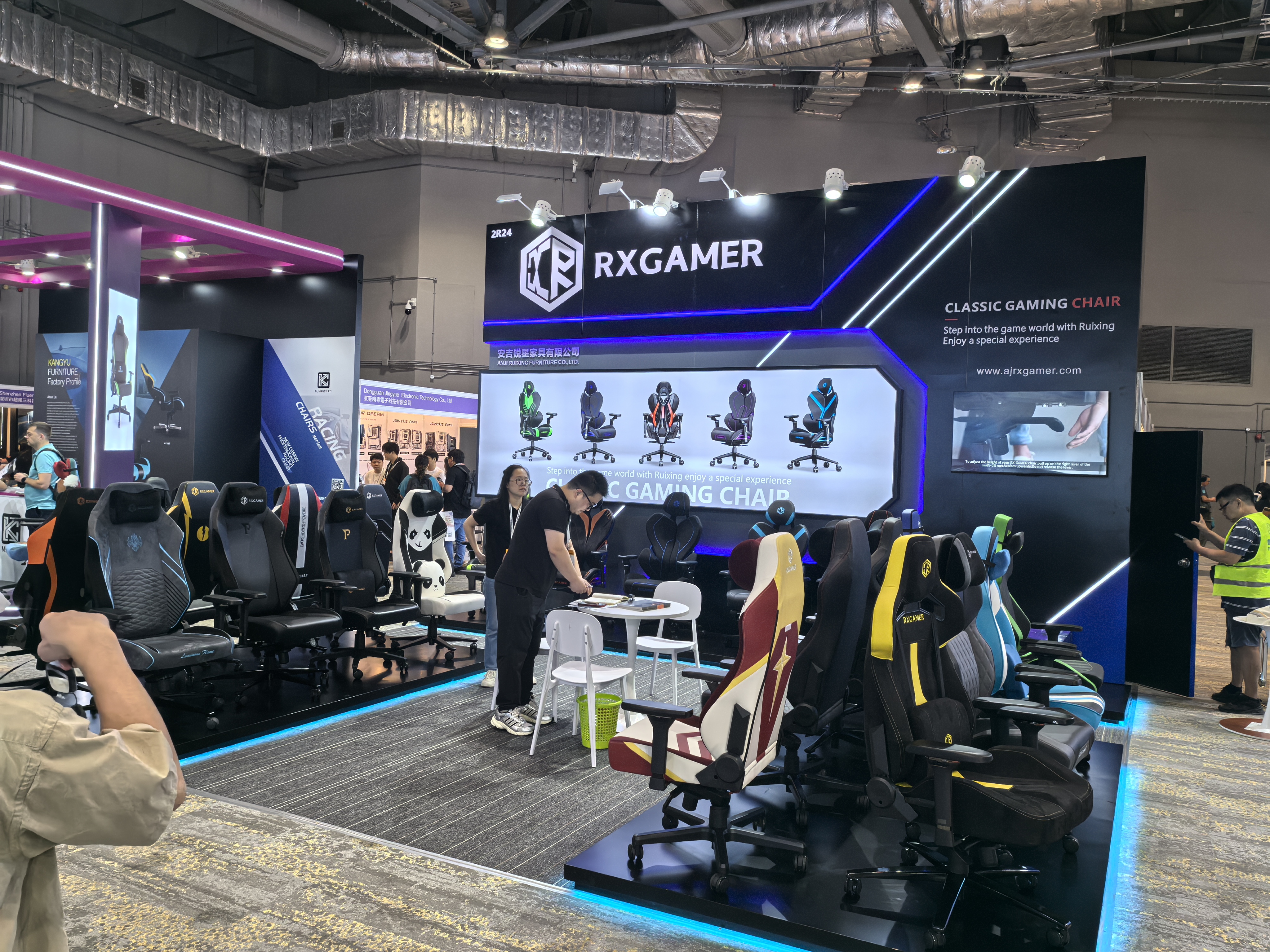 Namještaj Anji Ruixing sjajno sjaji na sajmu elektronike u Hong Kongu (jesen) s velikim uspjehom